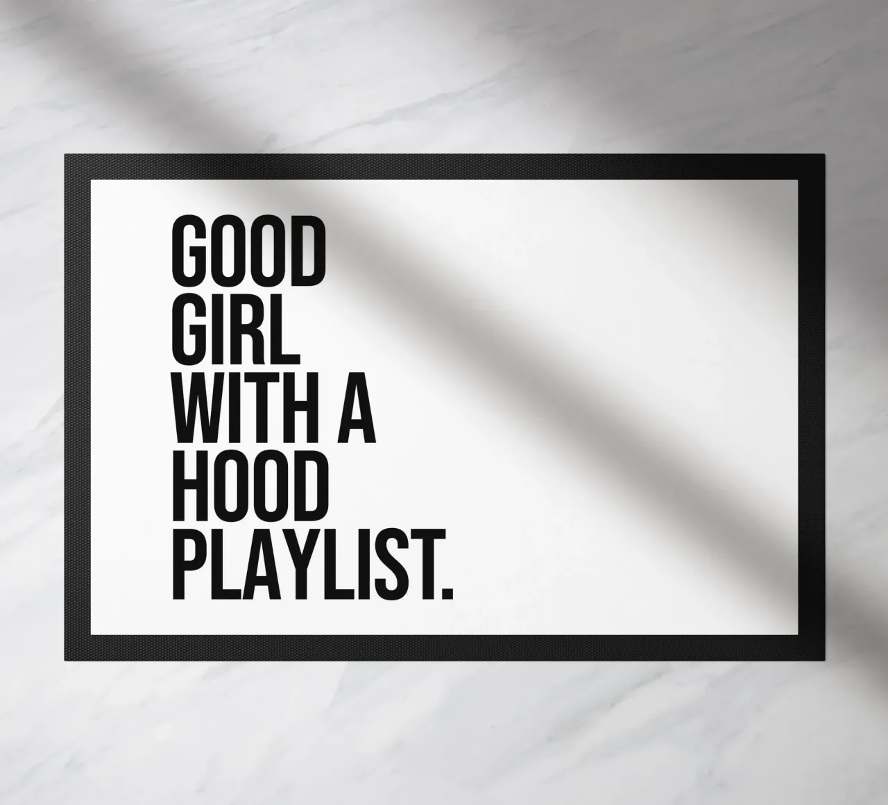 Una brava ragazza con una playlist per il quartiere zerbino da Paigaam Studio
