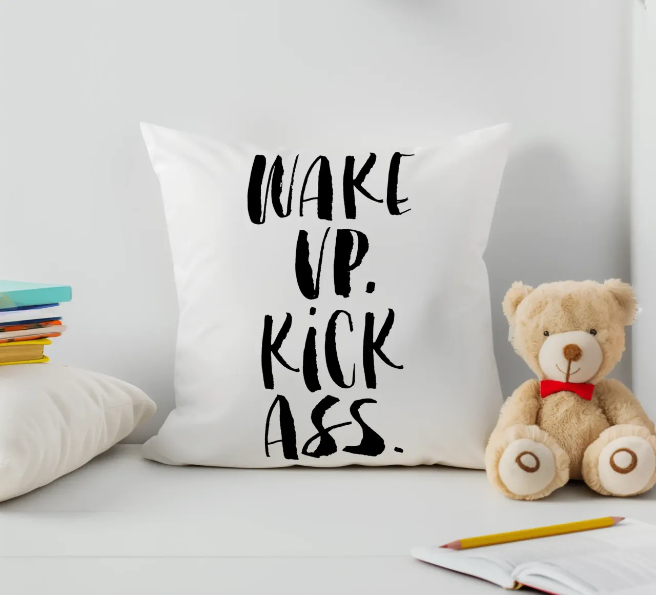 Wake Up Kick Ass: design tipografico in bianco e nero cuscino da THE MOTIVATED TYPE