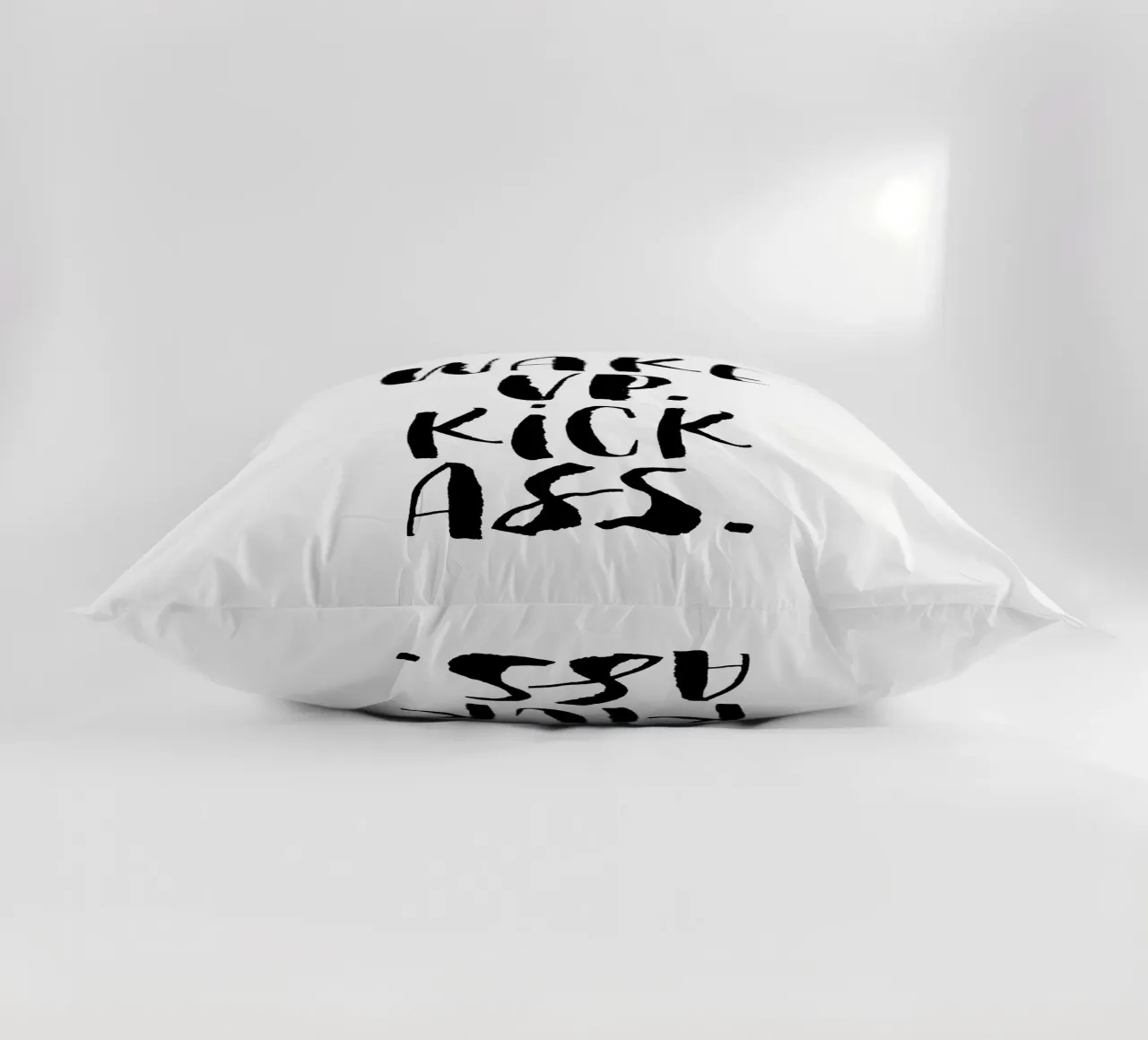 Wake Up Kick Ass: design tipografico in bianco e nero cuscino da THE MOTIVATED TYPE