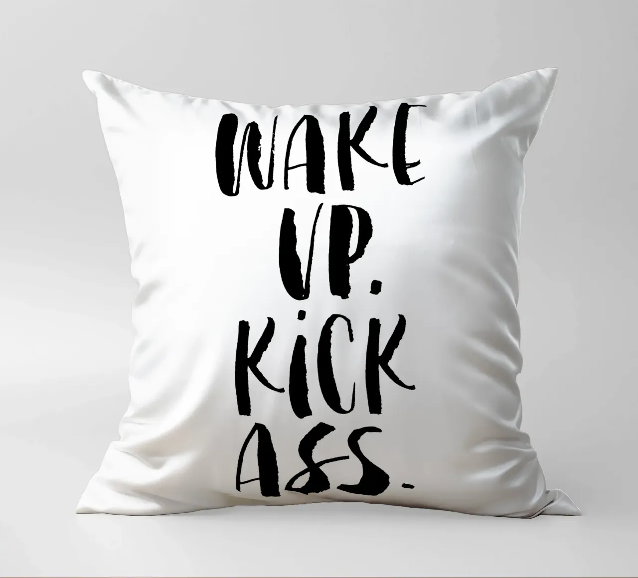 Wake Up Kick Ass: design tipografico in bianco e nero cuscino da THE MOTIVATED TYPE
