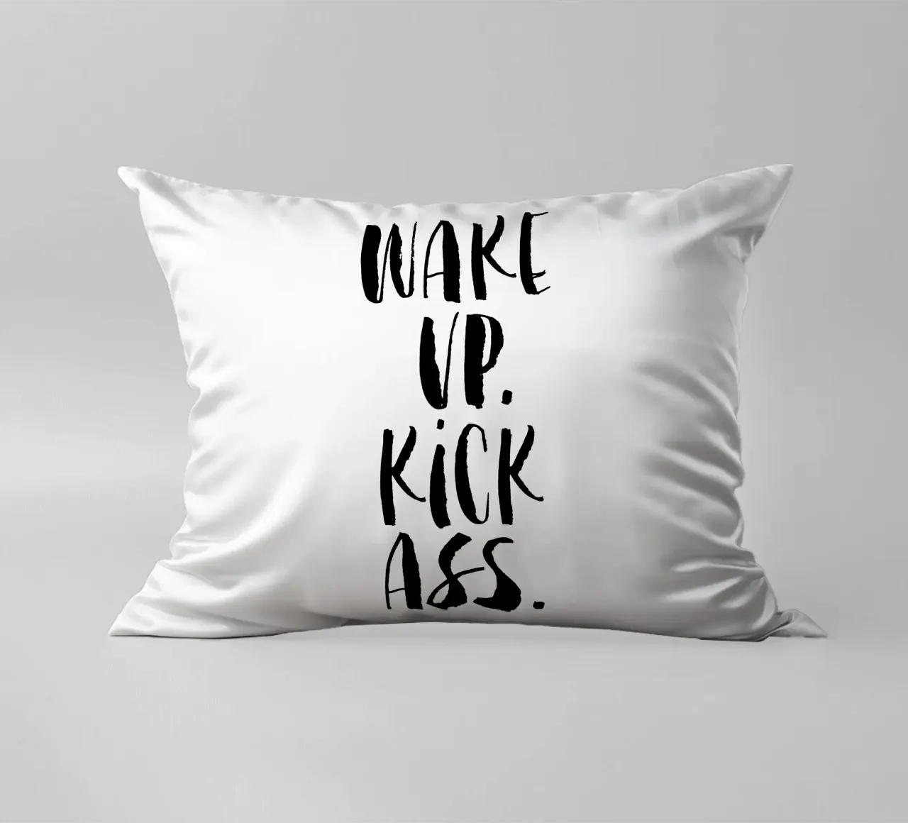 Wake Up Kick Ass: design tipografico in bianco e nero cuscino da THE MOTIVATED TYPE