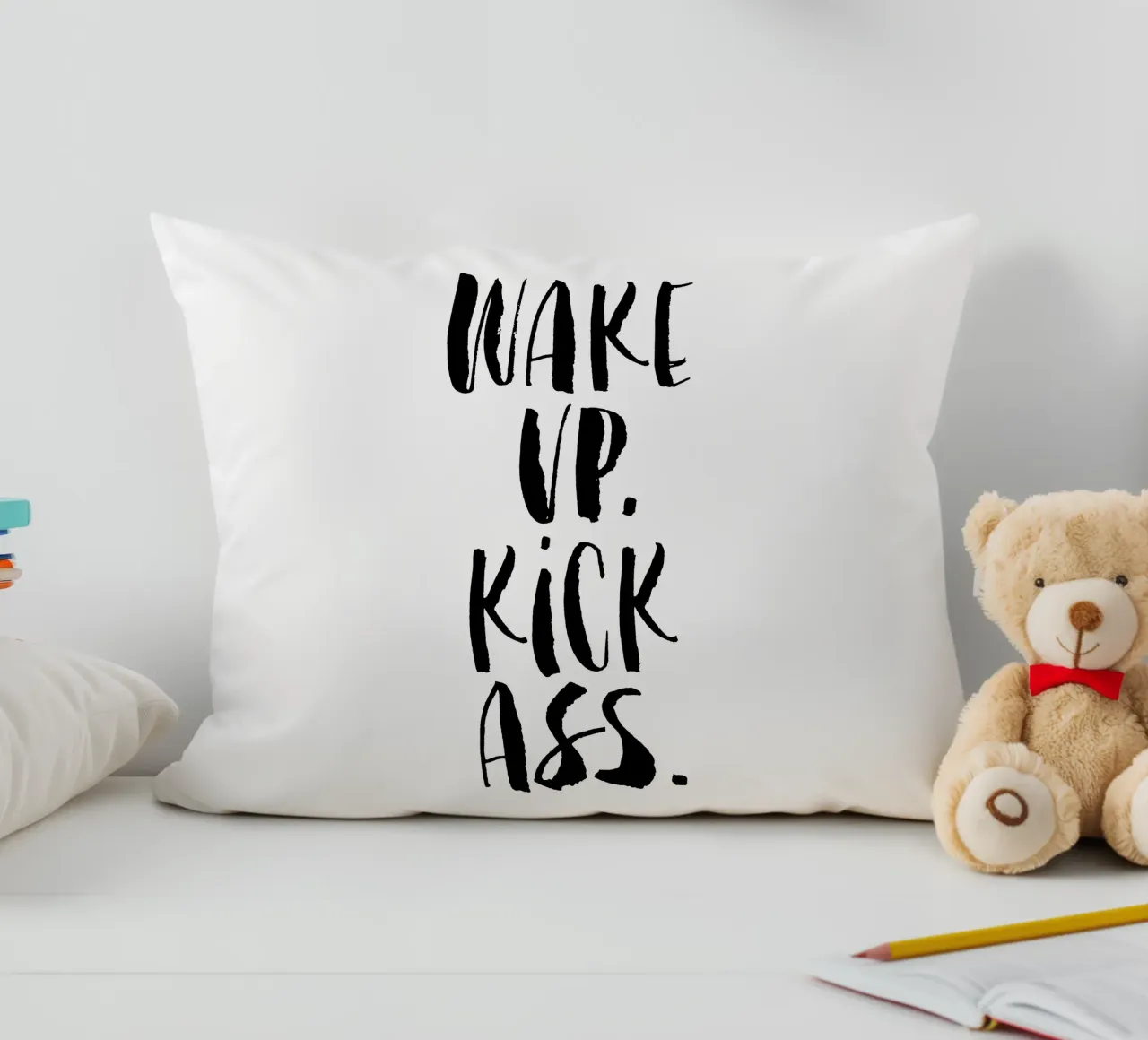 Wake Up Kick Ass: design tipografico in bianco e nero cuscino da THE MOTIVATED TYPE