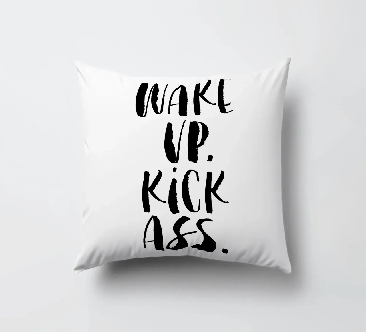 Wake Up Kick Ass: design tipografico in bianco e nero cuscino da THE MOTIVATED TYPE