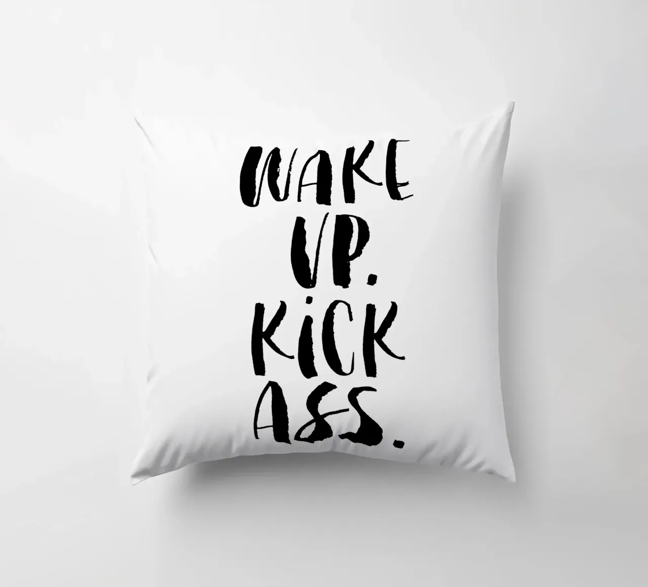 Wake Up Kick Ass: design tipografico in bianco e nero cuscino da THE MOTIVATED TYPE