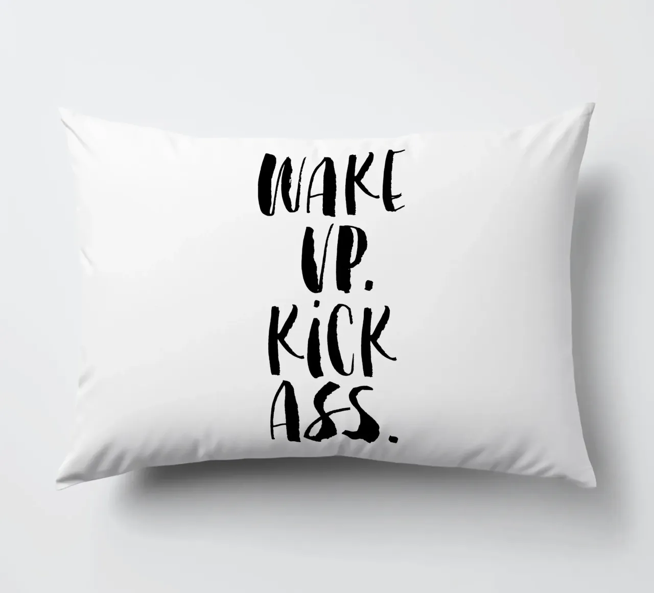 Wake Up Kick Ass: design tipografico in bianco e nero cuscino da THE MOTIVATED TYPE