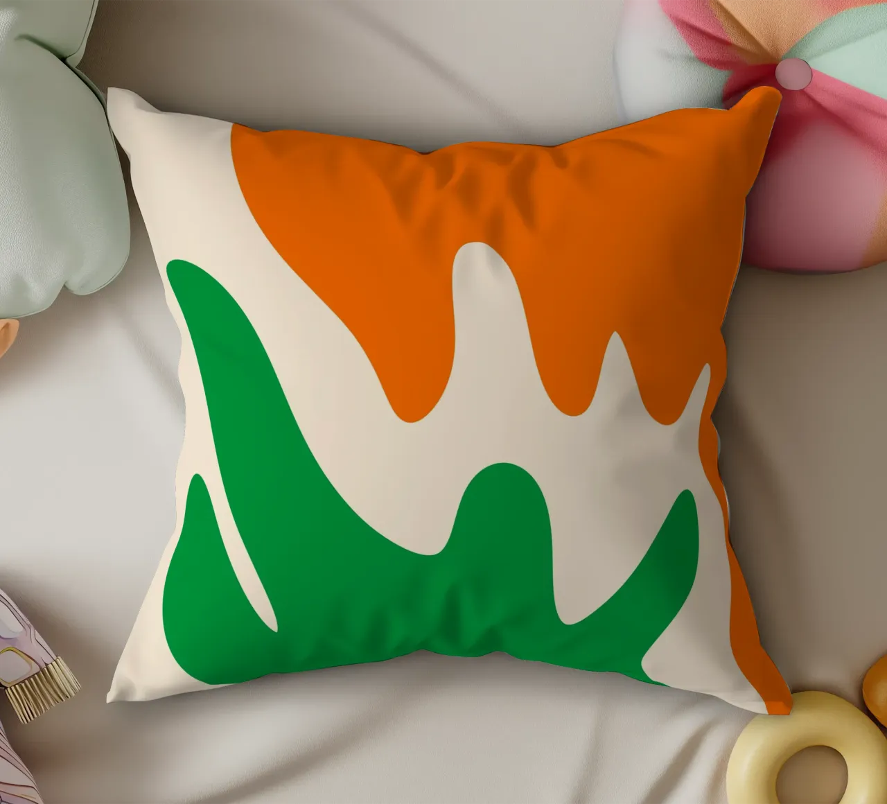 Forme astratte e moderne - arancione, verde, crema cuscino da Wackapacka