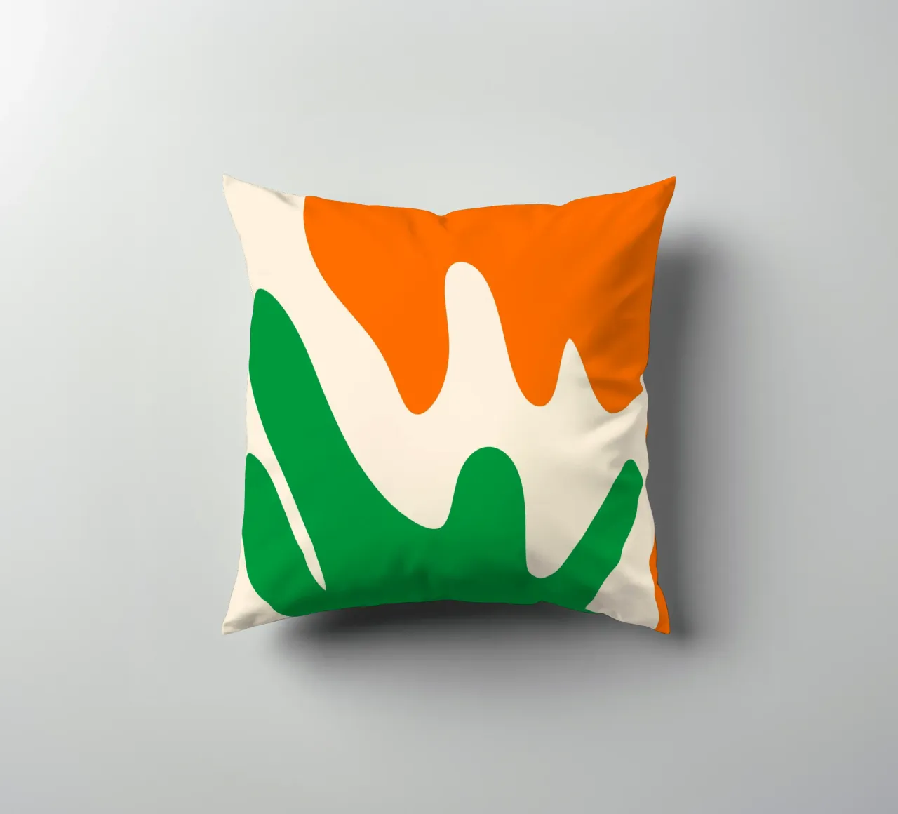 Forme astratte e moderne - arancione, verde, crema cuscino da Wackapacka