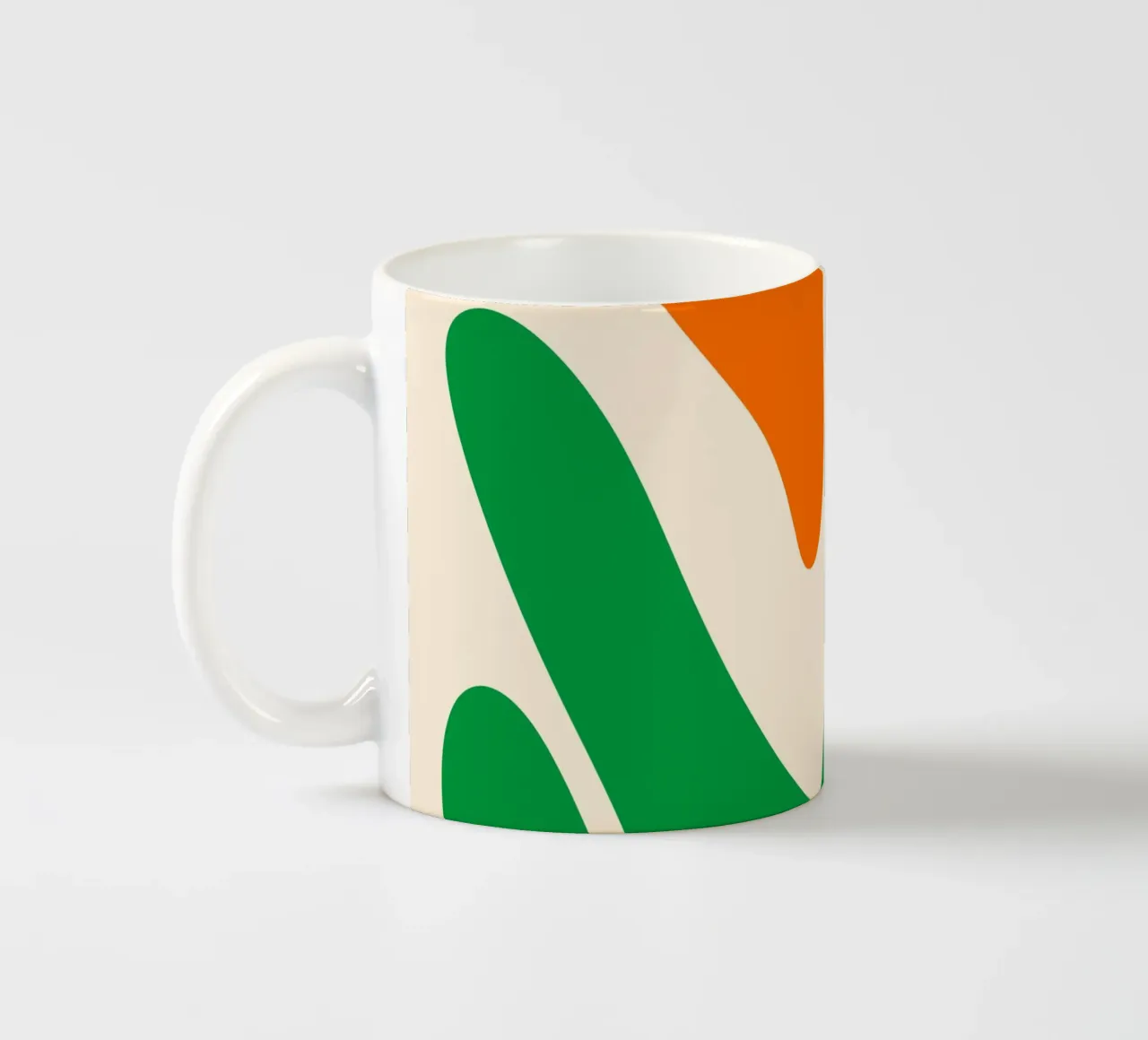 Forme astratte e moderne - arancione, verde, crema tazza in ceramica da Wackapacka