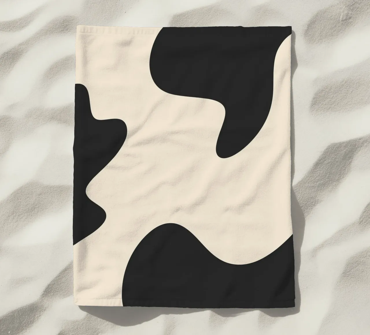 Abstracte klodders - monochroom strandhanddoek van Wackapacka