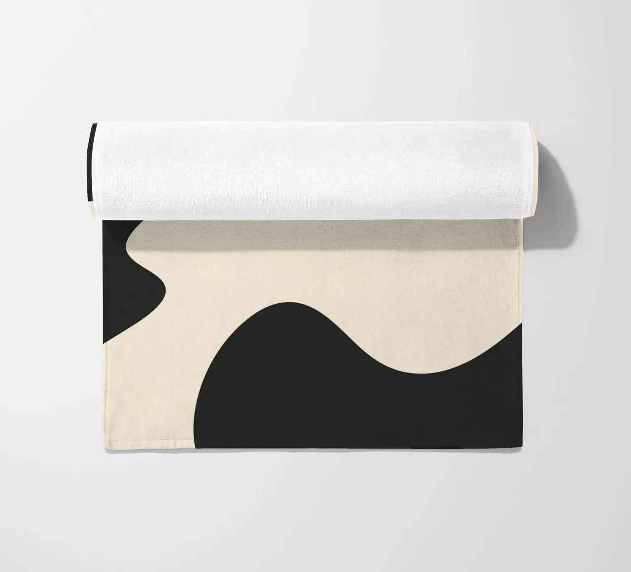 Abstracte klodders - monochroom strandhanddoek van Wackapacka