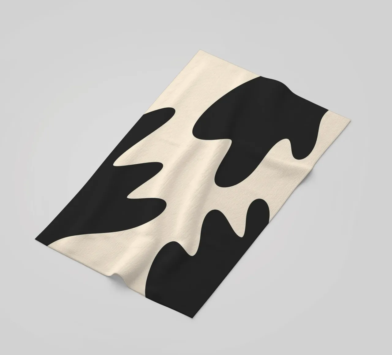 Abstracte klodders - monochroom 2 strandhanddoek van Wackapacka