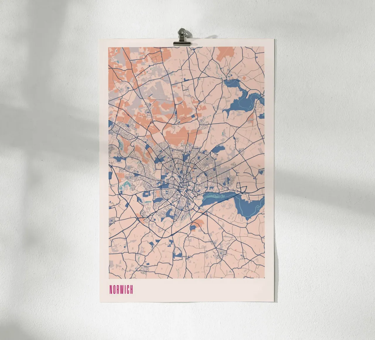 Norwich - Il cuore dell'Inghilterra orientale poster con telaio in legno da MOOODZART