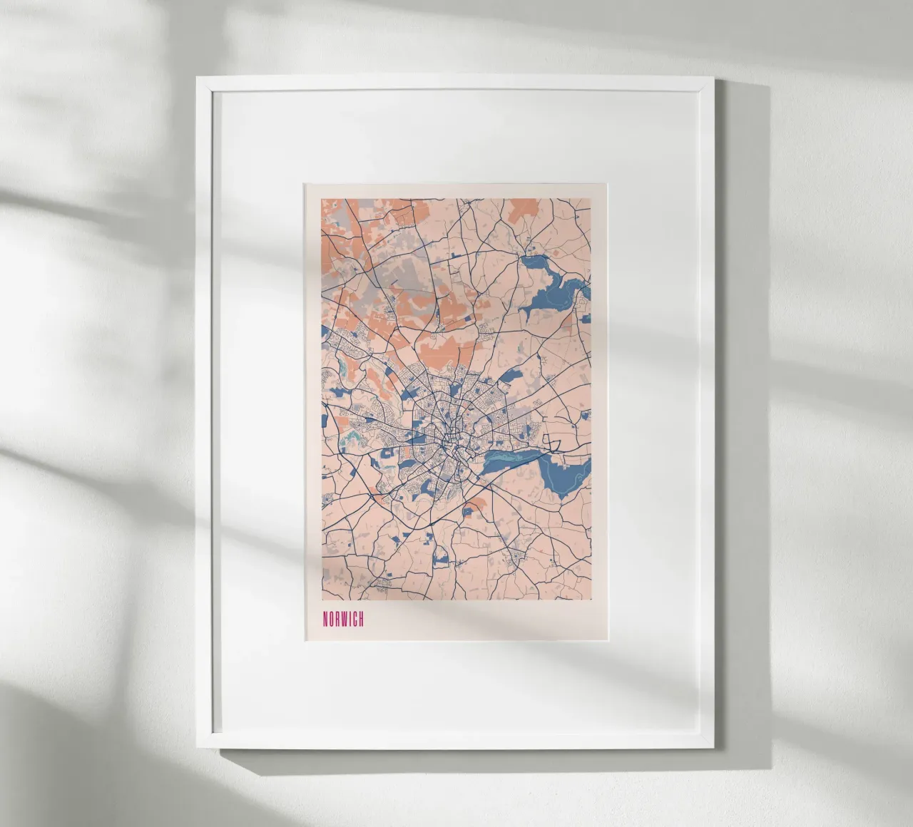 Norwich - Il cuore dell'Inghilterra orientale poster con telaio in legno da MOOODZART