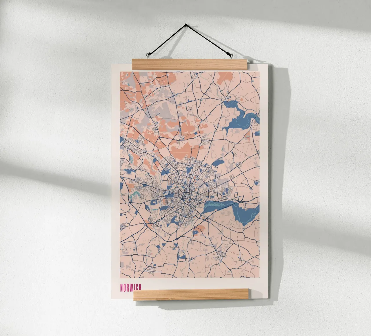 Norwich - Il cuore dell'Inghilterra orientale poster con telaio in legno da MOOODZART