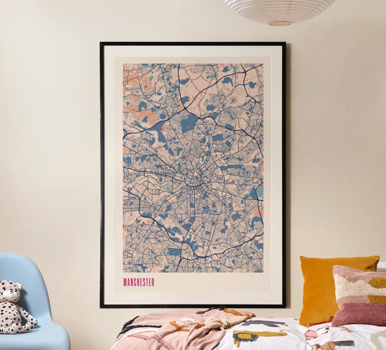 Manchester in blu poster con telaio in alluminio da MOOODZART