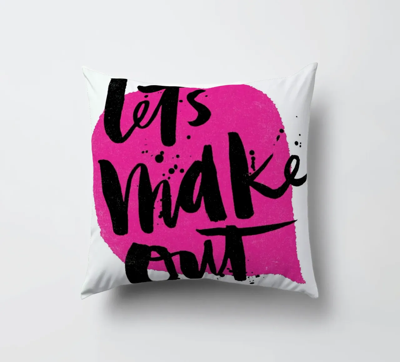 Let's Make Out cuscino da Matthew Taylor Wilson