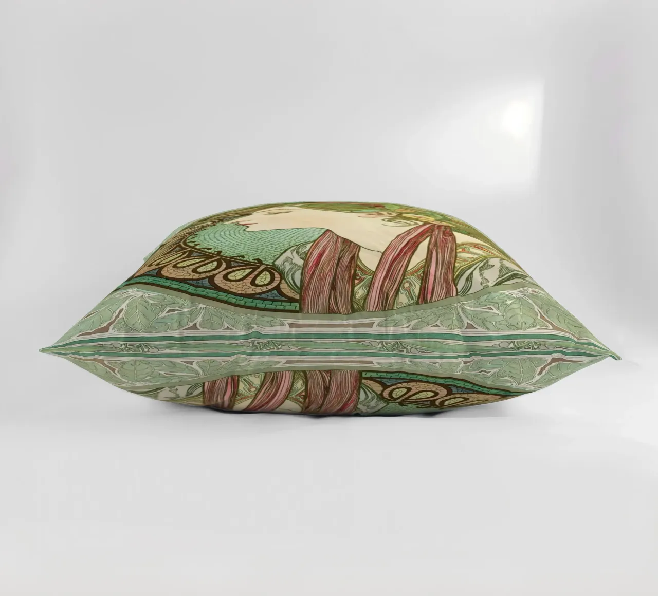 Alphonse Mucha - Alloro cuscino da Timeless Artworks