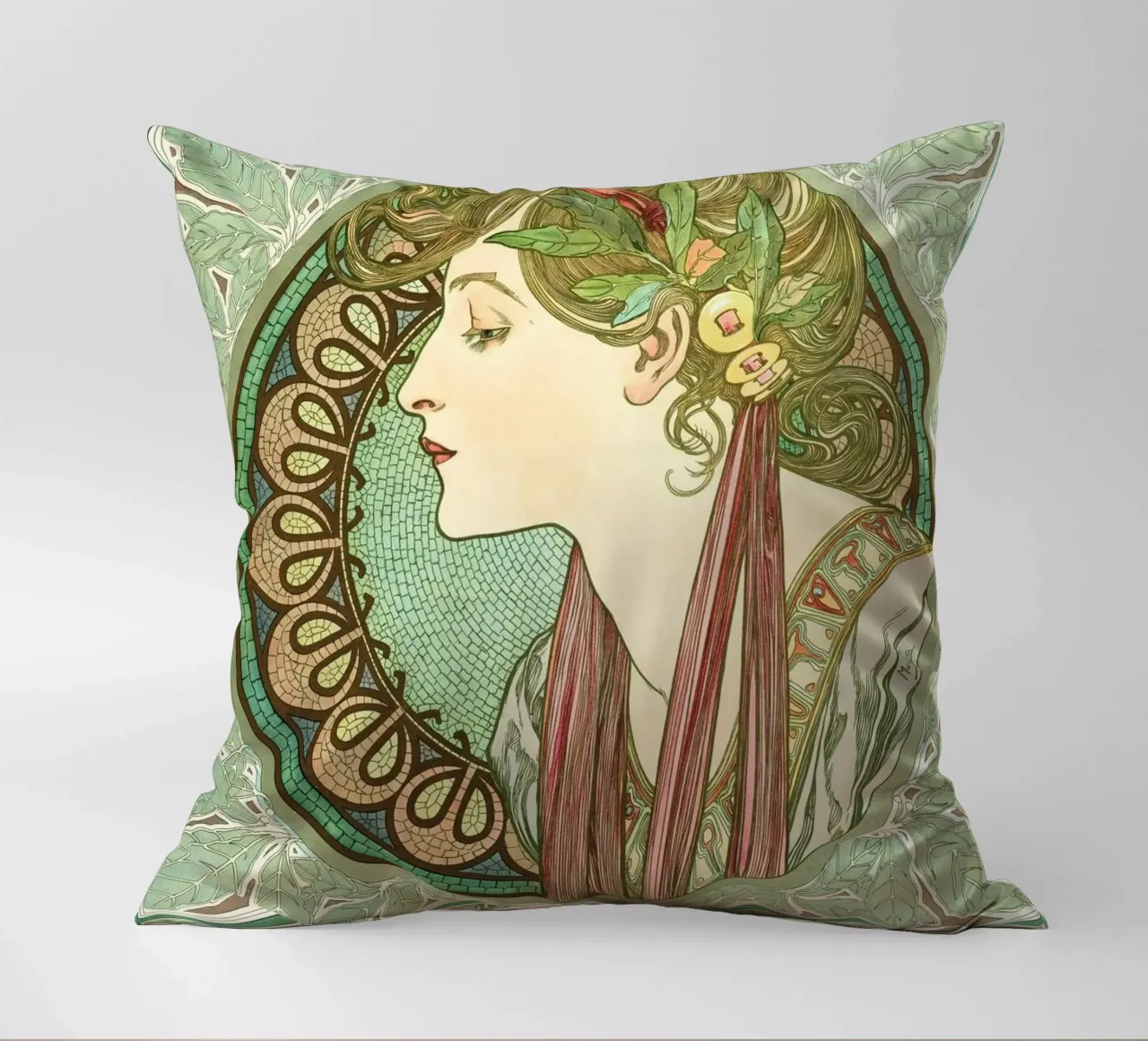 Alphonse Mucha - Alloro cuscino da Timeless Artworks