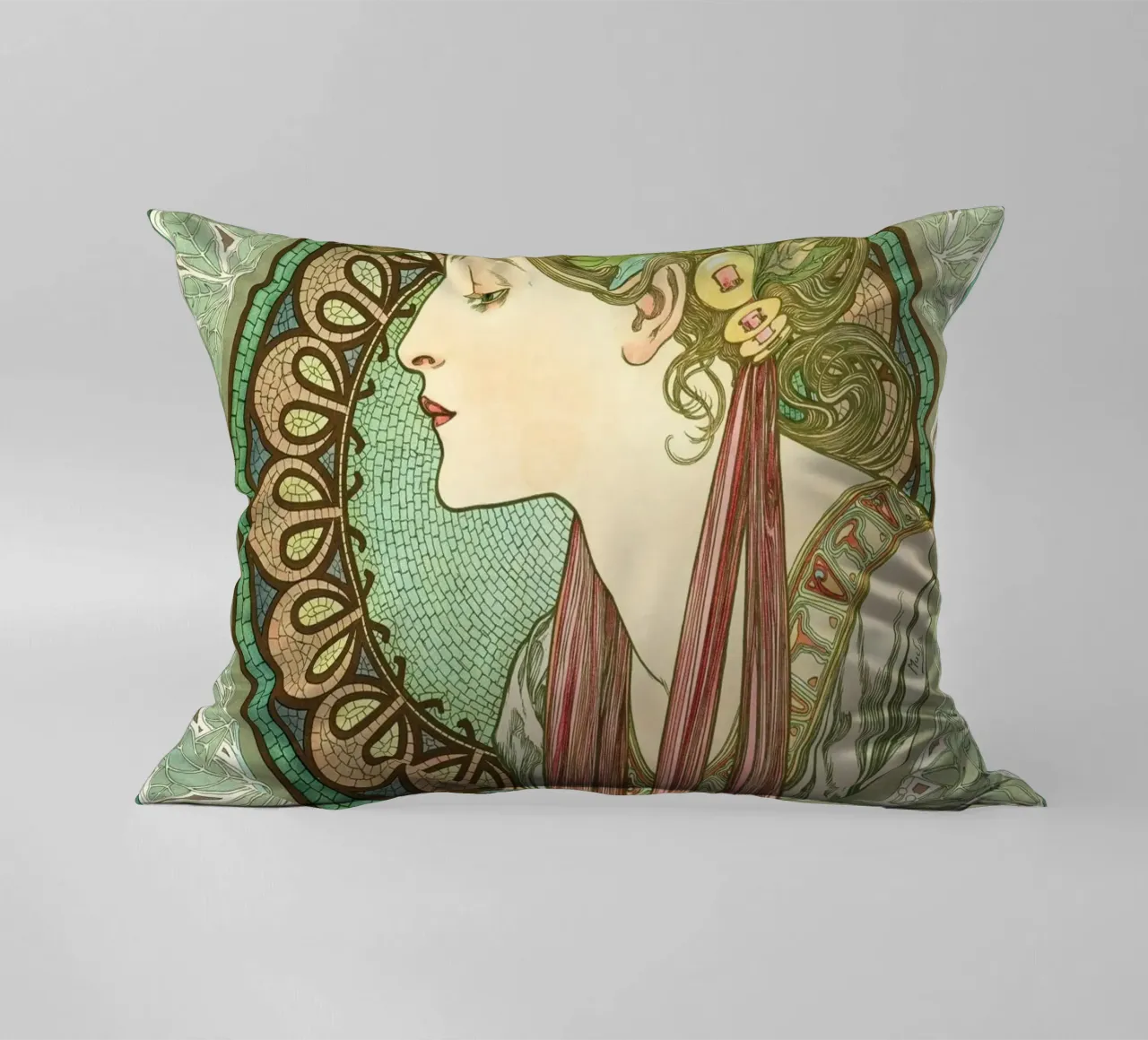 Alphonse Mucha - Alloro cuscino da Timeless Artworks