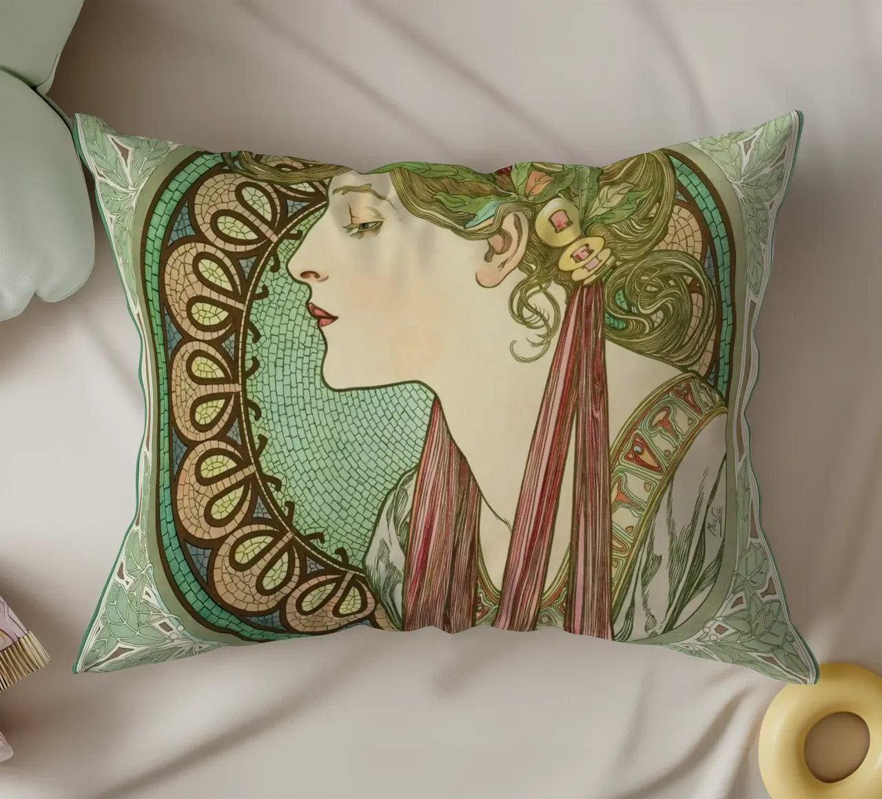 Alphonse Mucha - Alloro cuscino da Timeless Artworks