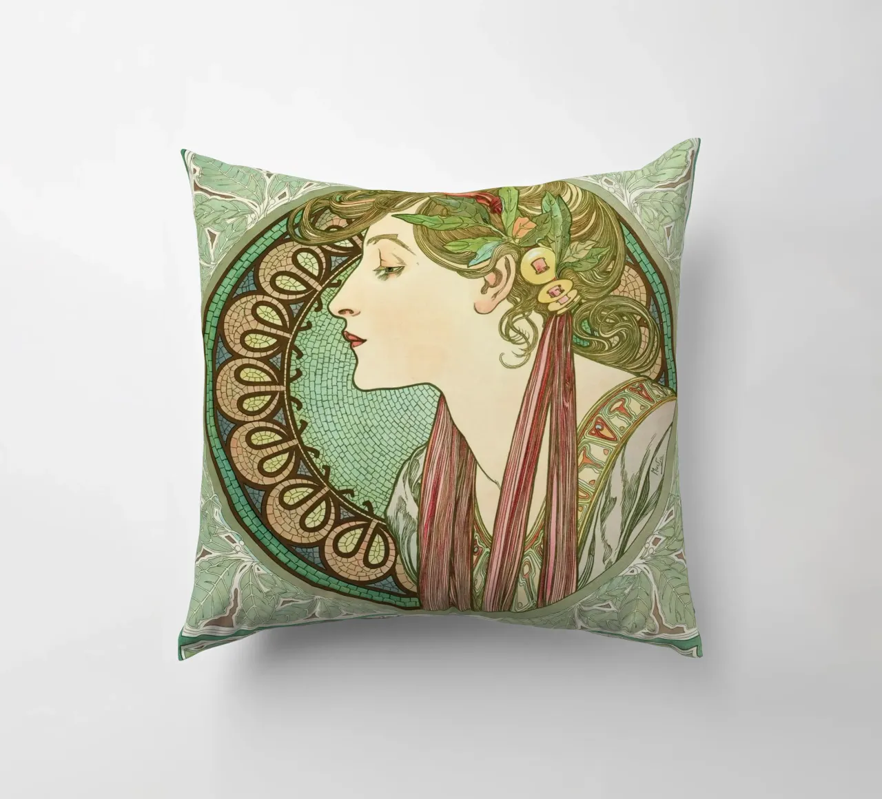 Alphonse Mucha - Alloro cuscino da Timeless Artworks