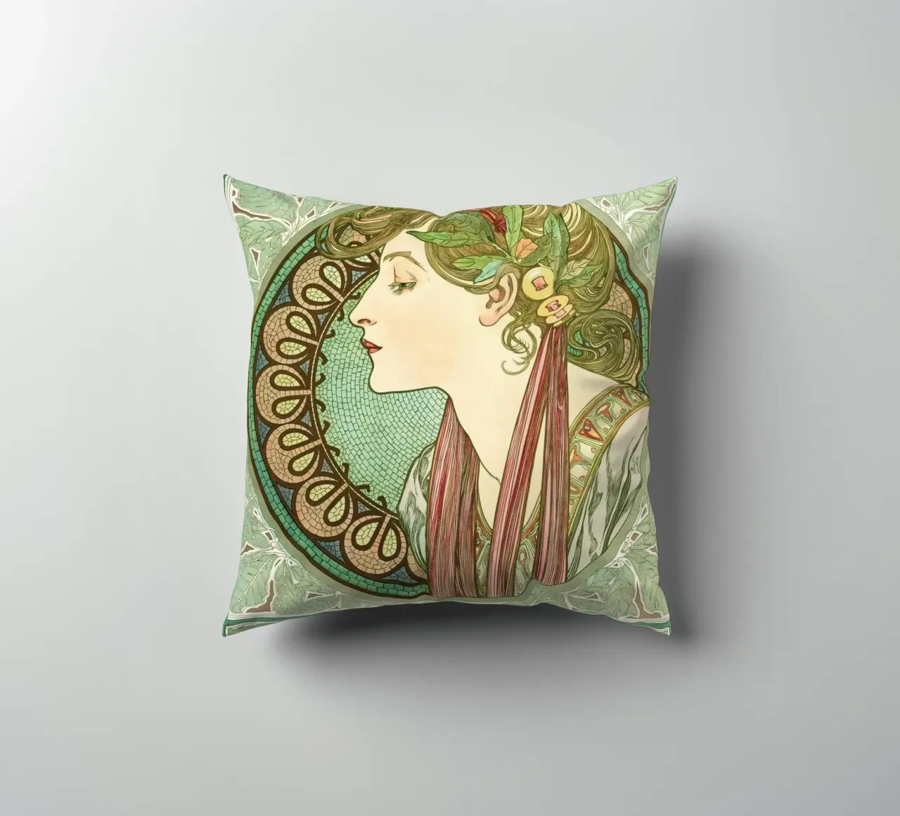 Alphonse Mucha - Alloro cuscino da Timeless Artworks