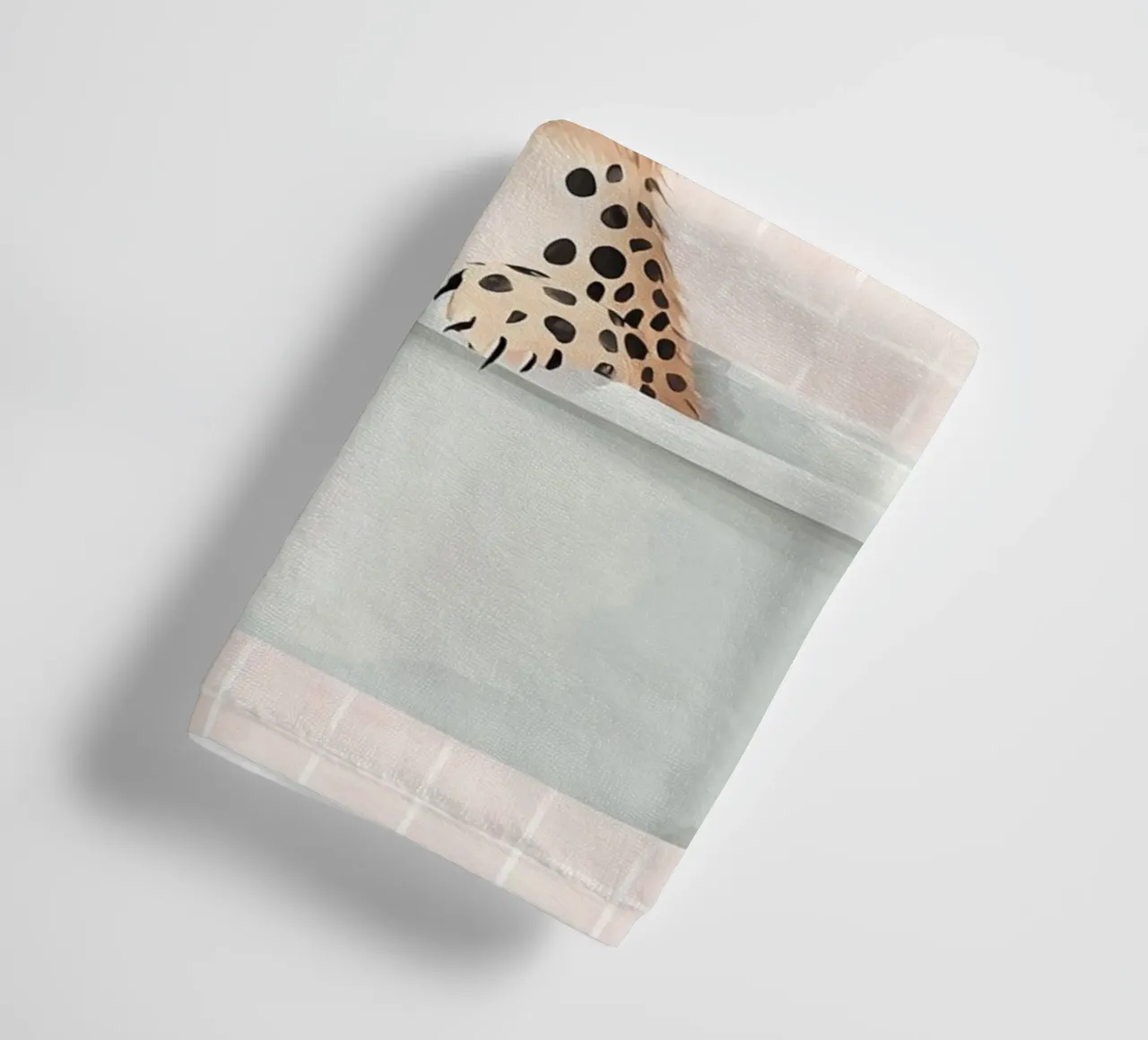 Leeuwenwelpje in bad, schattige kinderkunst, dierenkinderkamer badhanddoek van Little Lola