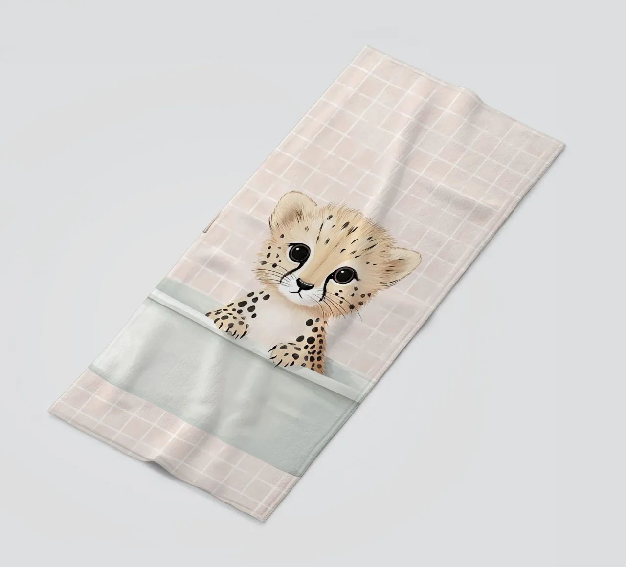Leeuwenwelpje in bad, schattige kinderkunst, dierenkinderkamer strandhanddoek van Little Lola