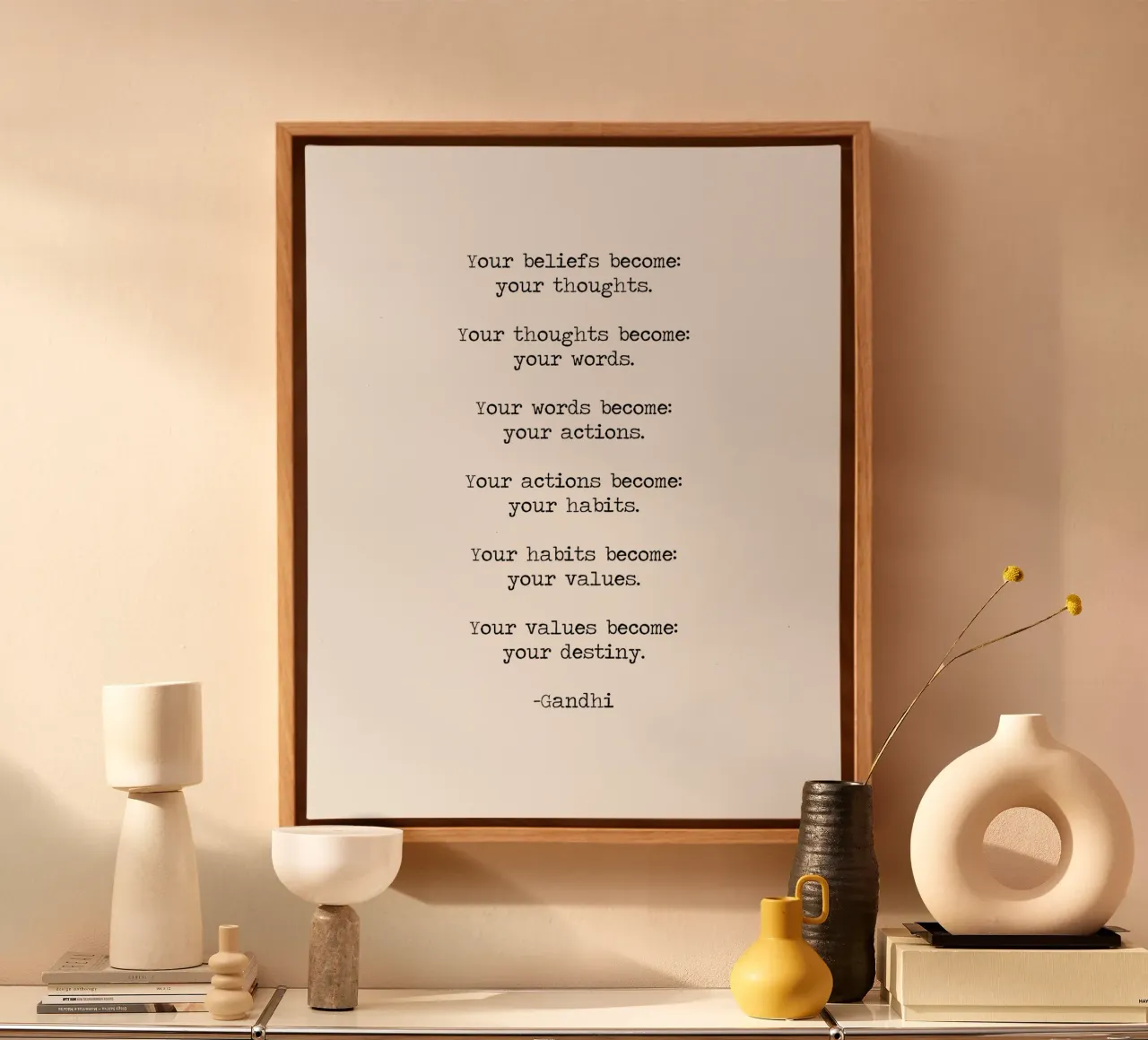 Le tue convinzioni diventano i tuoi pensieri e le tue parole - Gandhi Quote tela con Cornice a cassetta da Summer Soul Co. - Quotes