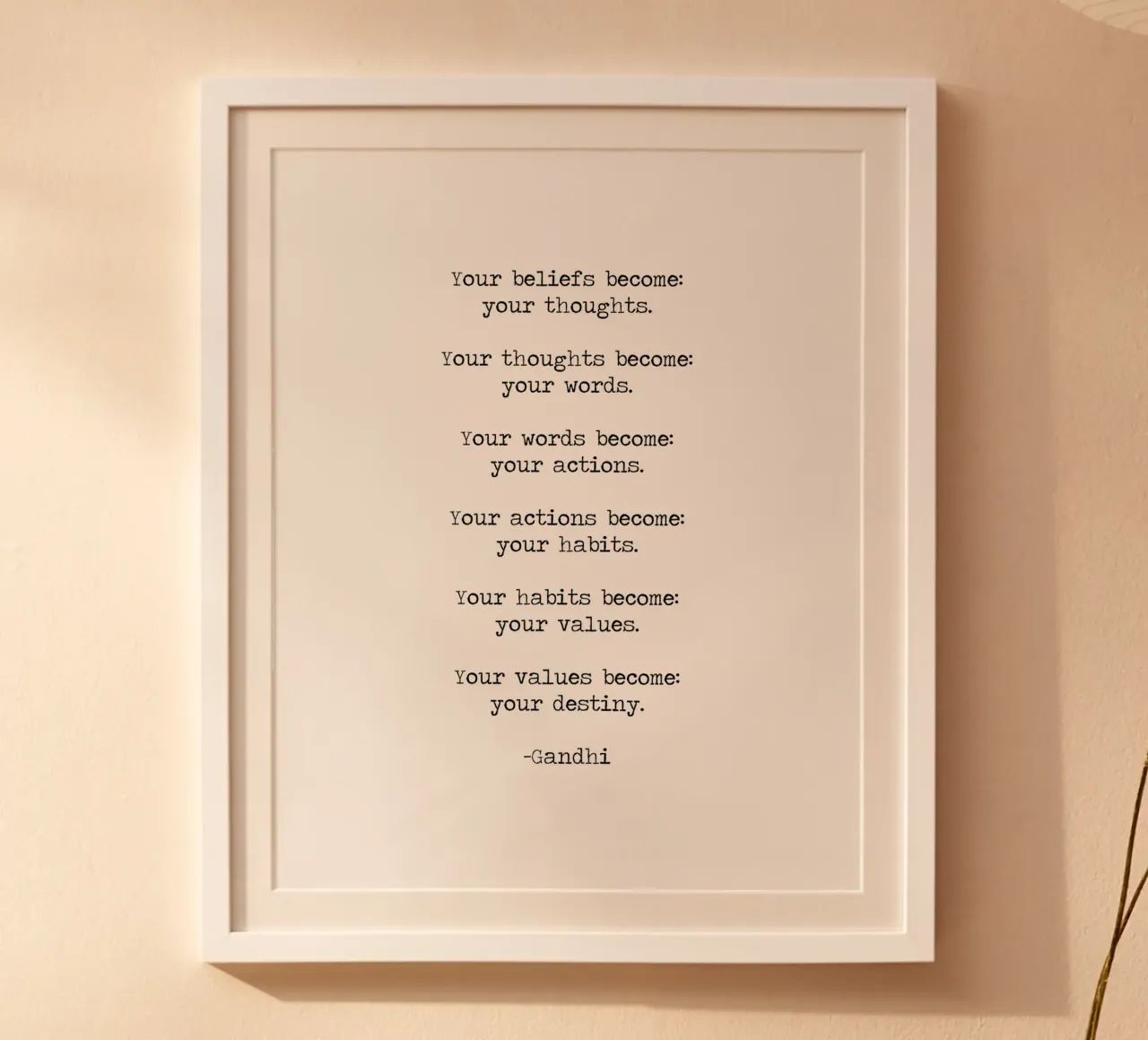 Vos croyances deviennent vos pensées et vos mots - Citation de Gandhi poster avec cadre en aluminium de Summer Soul Co. - Quotes