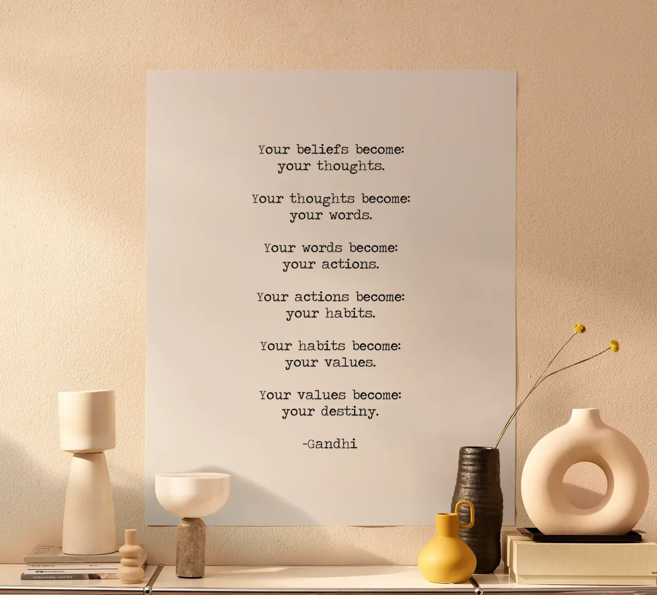 Vos croyances deviennent vos pensées et vos mots - Citation de Gandhi poster avec cadre en aluminium de Summer Soul Co. - Quotes