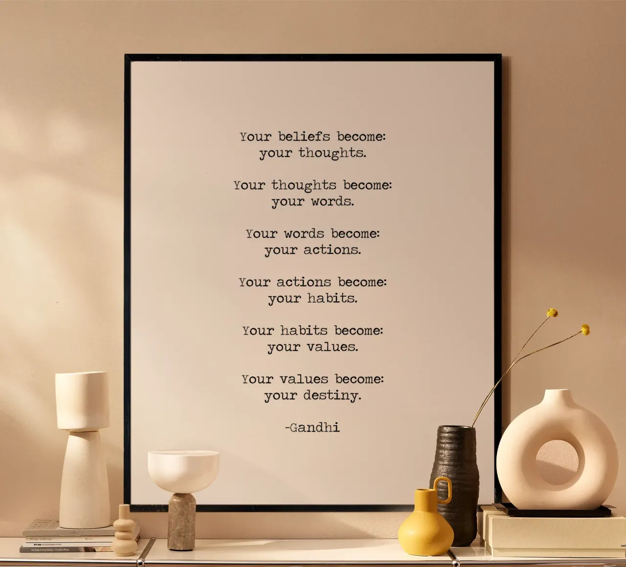 Vos croyances deviennent vos pensées et vos mots - Citation de Gandhi poster avec cadre en aluminium de Summer Soul Co. - Quotes