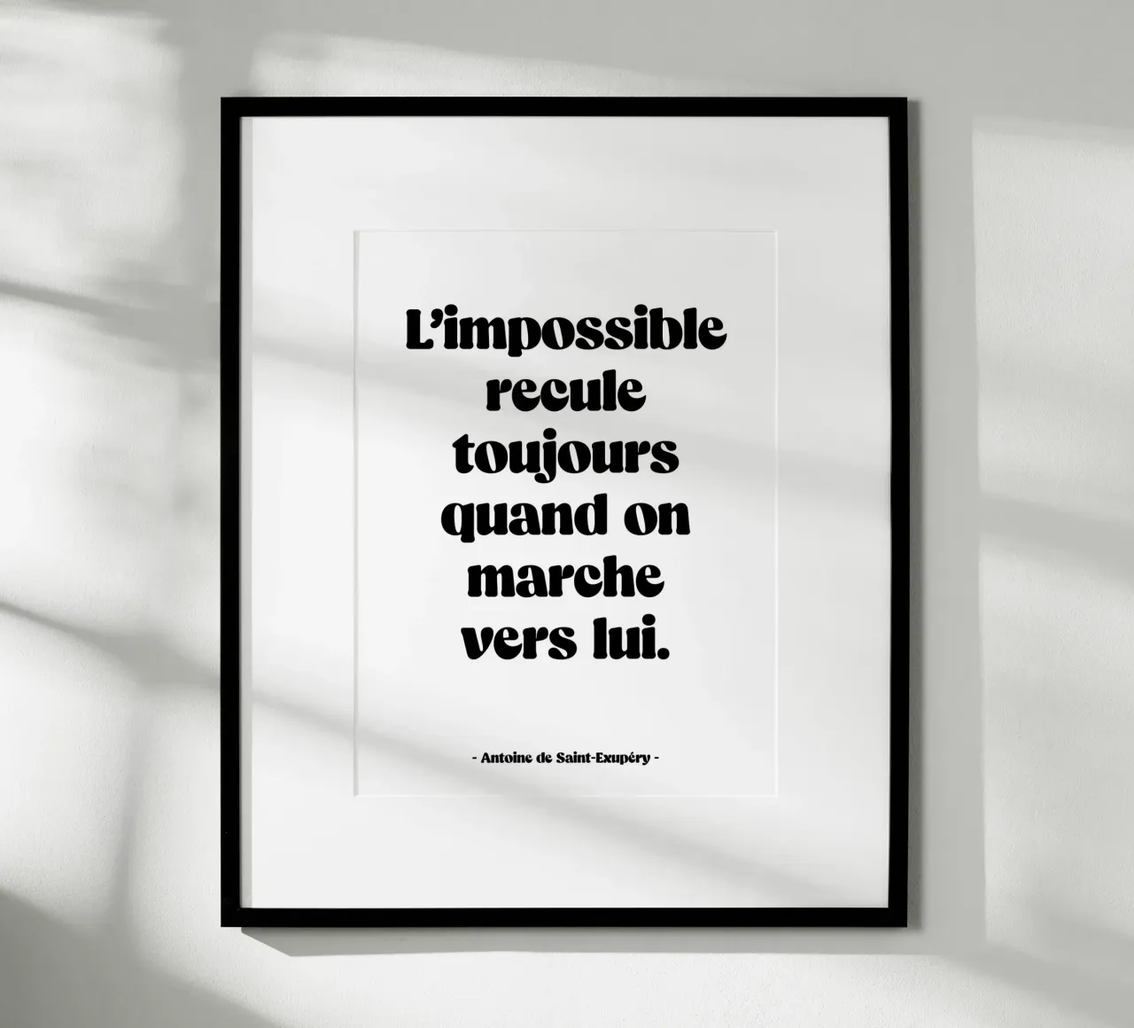 Citation "L'impossible recule toujours" poster avec cadre en plastique de Wall of Words