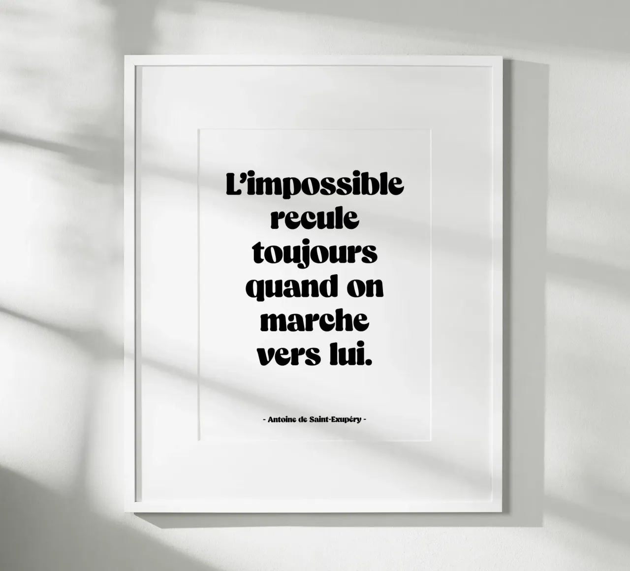 Citation "L'impossible recule toujours" poster avec cadre en plastique de Wall of Words