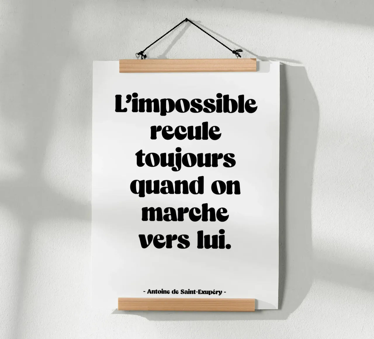 Citation "L'impossible recule toujours" poster avec cadre en plastique de Wall of Words