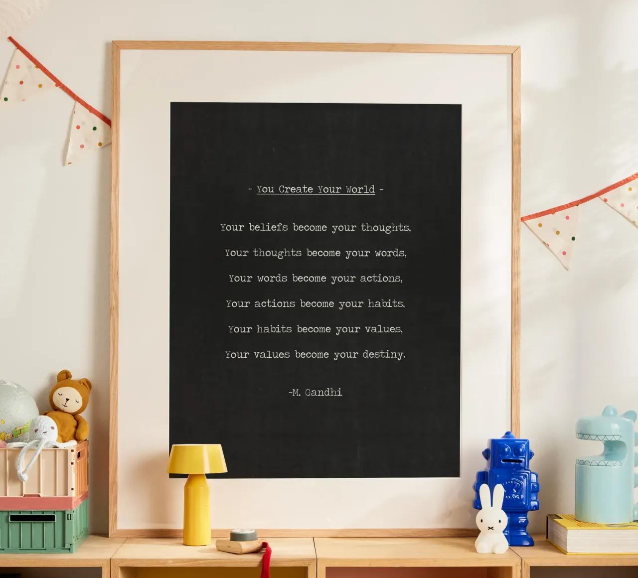 Tu crei il tuo mondo Gandhi "le tue convinzioni diventano" Citazione poster con telaio in plastica da Summer Soul Co. - Quotes