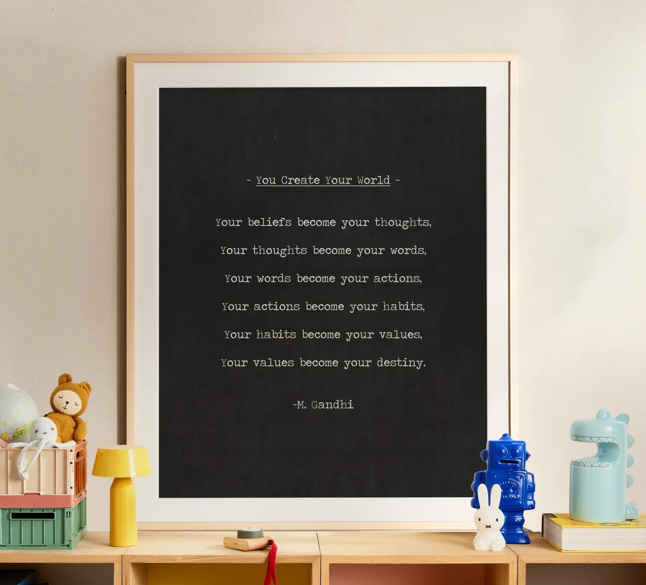 Tu crei il tuo mondo Gandhi "le tue convinzioni diventano" Citazione poster con telaio in plastica da Summer Soul Co. - Quotes