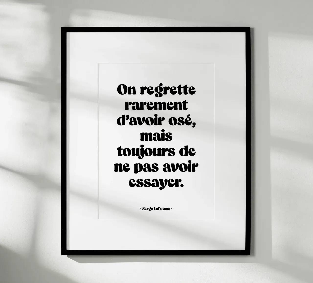 Citazione "Raramente ci pentiamo di aver osato". poster con telaio in alluminio da Wall of Words