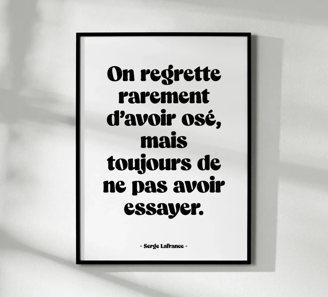 Citazione "Raramente ci pentiamo di aver osato". poster con telaio in alluminio da Wall of Words