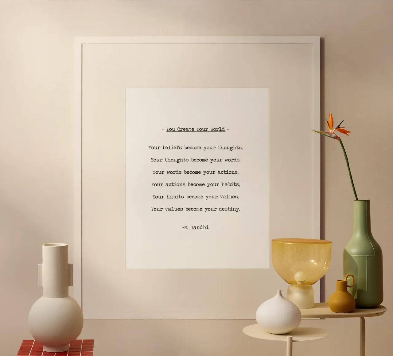 Le tue convinzioni diventano le tue azioni, il tuo mondo - Gandhi Quote poster con telaio in plastica da Summer Soul Co. - Quotes