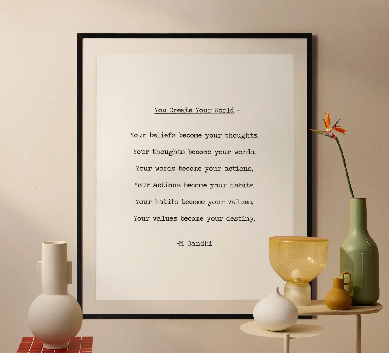 Le tue convinzioni diventano le tue azioni, il tuo mondo - Gandhi Quote poster con telaio in plastica da Summer Soul Co. - Quotes