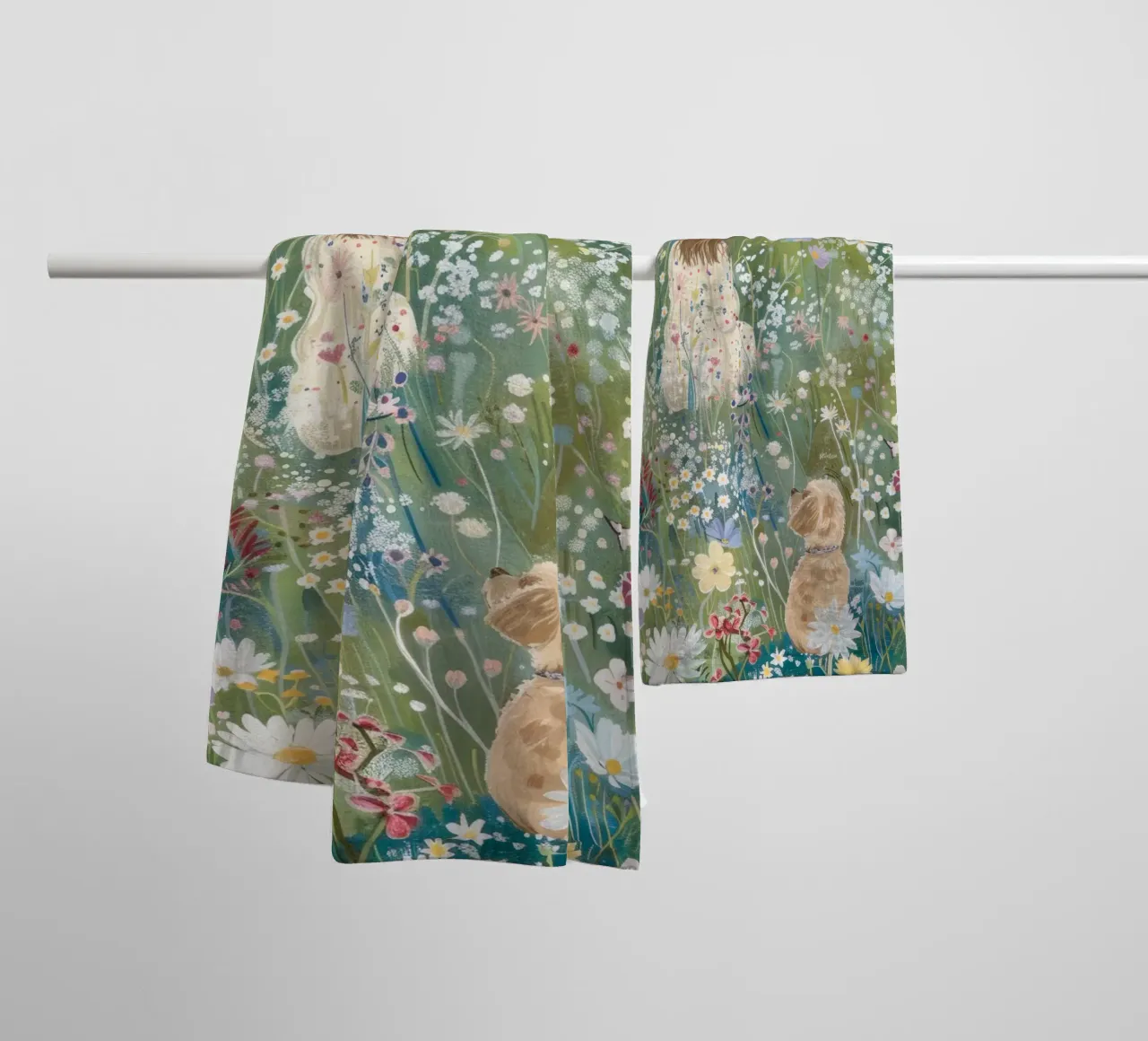 Grillige Print met Hond in Bloemenveld, Landschap Print badhanddoek van ArtHaus