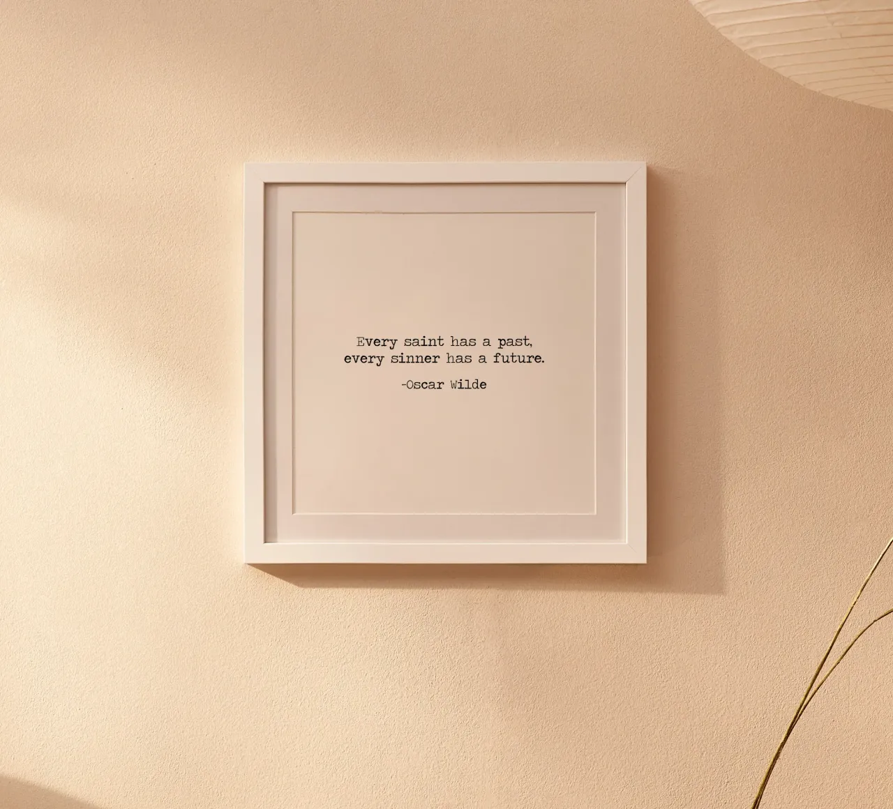 Ogni santo ha un passato Ogni peccatore ha un futuro Oscar Wilde poster con telaio in alluminio da Summer Soul Co. - Quotes