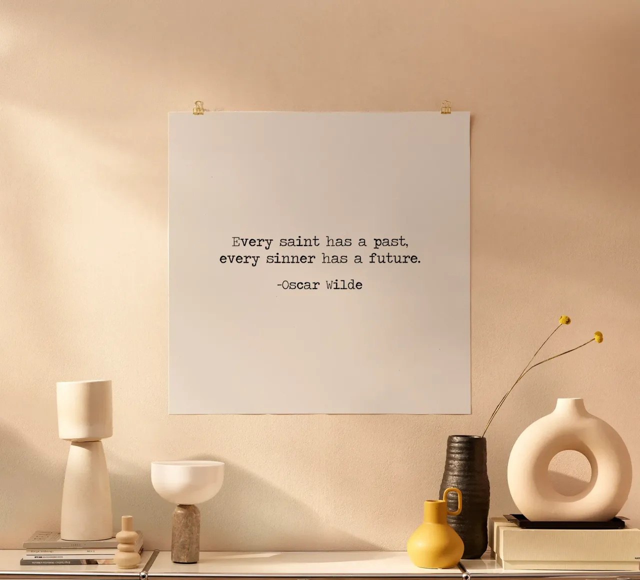 Ogni santo ha un passato Ogni peccatore ha un futuro Oscar Wilde poster con telaio in alluminio da Summer Soul Co. - Quotes