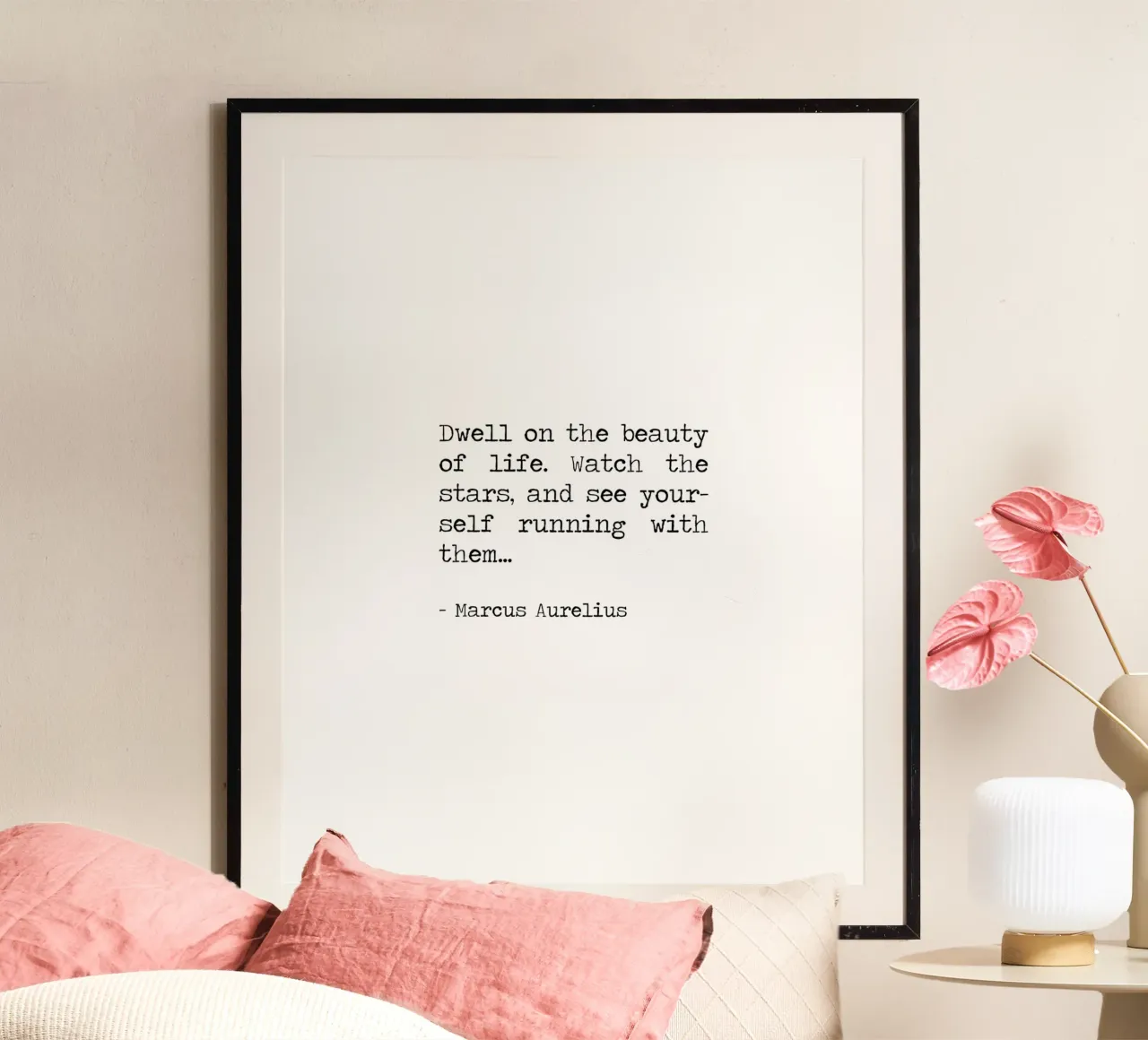 Soffermarsi sulla bellezza della vita Marco Aurelio citazione filosofica poster con telaio in plastica da Summer Soul Co. - Quotes