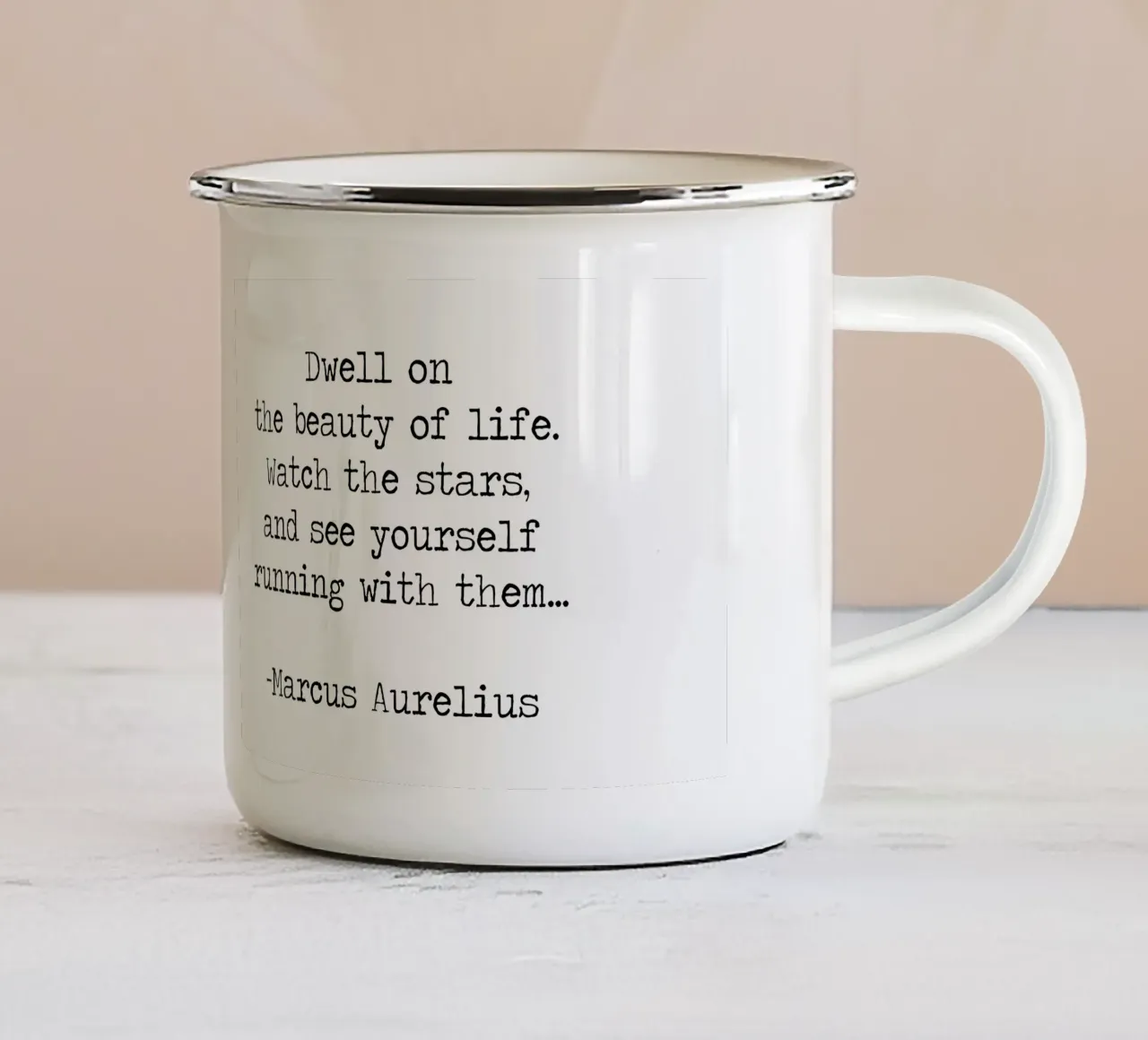 Verweile in der Schönheit des Lebens Marcus Aurelius Philosophie Zitat Emaille Tasse von Summer Soul Co. - Quotes