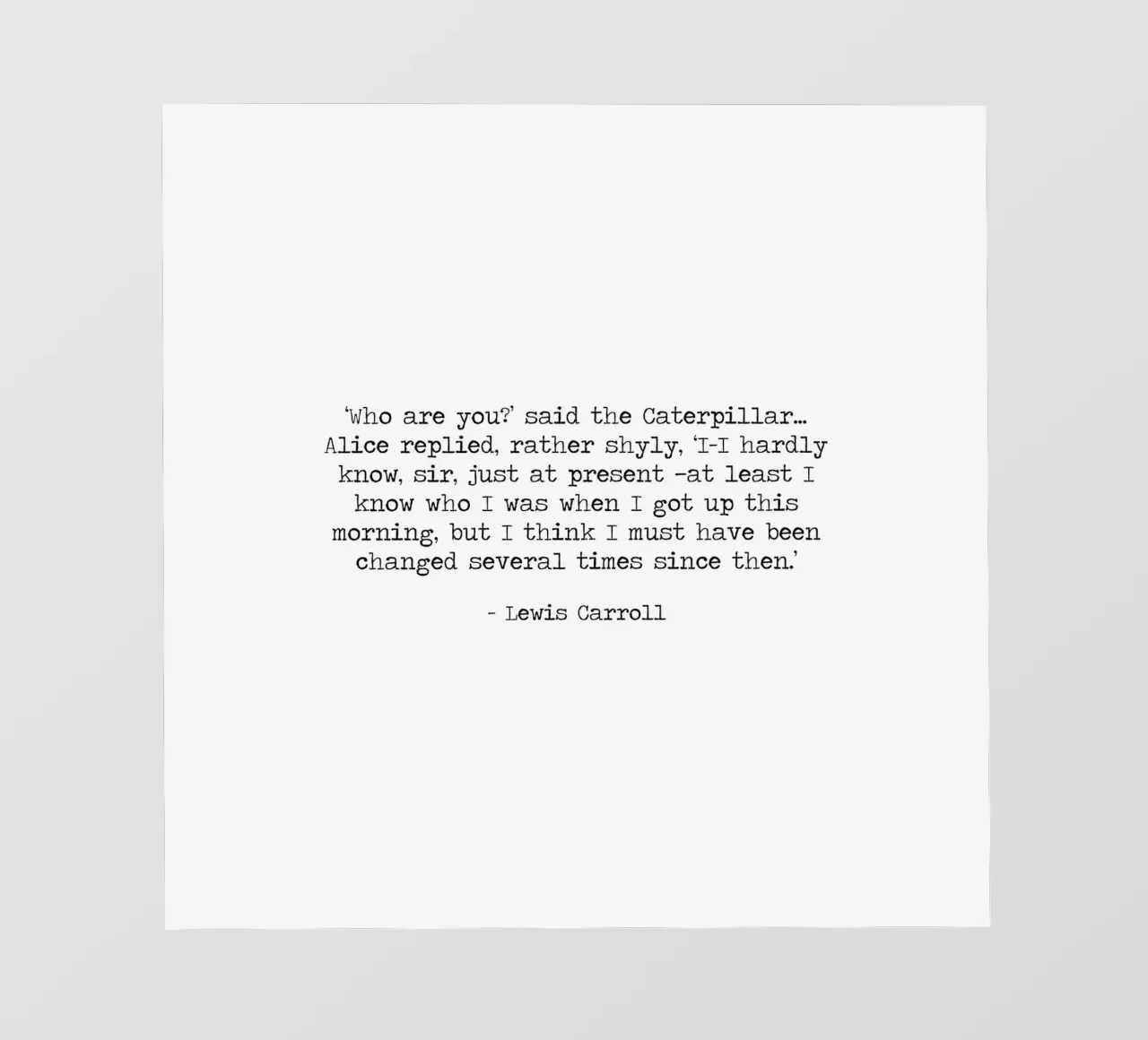 Wer bin ich Raupe Alice im Wunderland Lewis Carroll Zitat Backlit Folie von Summer Soul Co. - Quotes