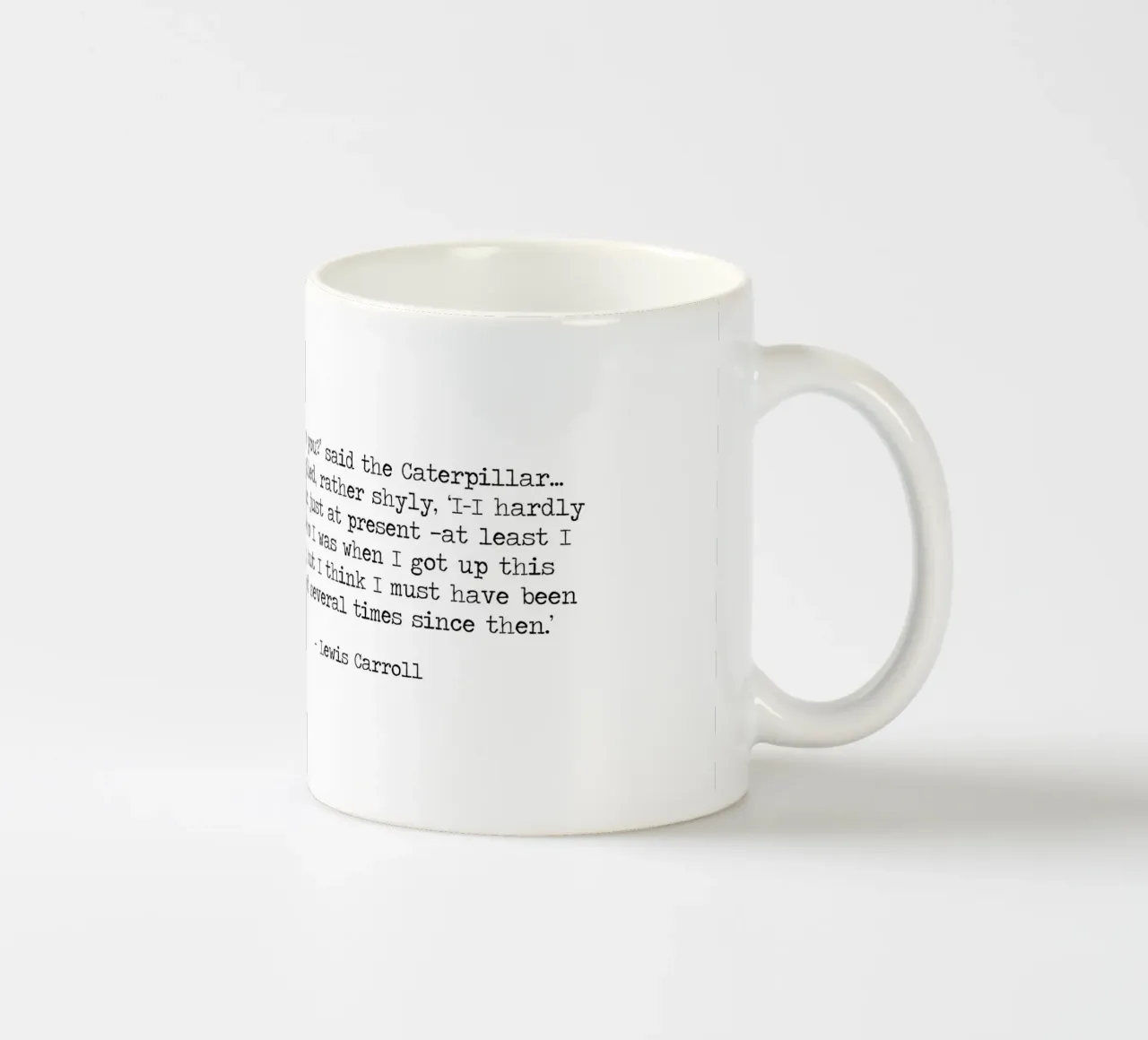 Chi sono io Bruco di Alice nel Paese delle Meraviglie Citazione di Lewis Carroll tazza in ceramica da Summer Soul Co. - Quotes