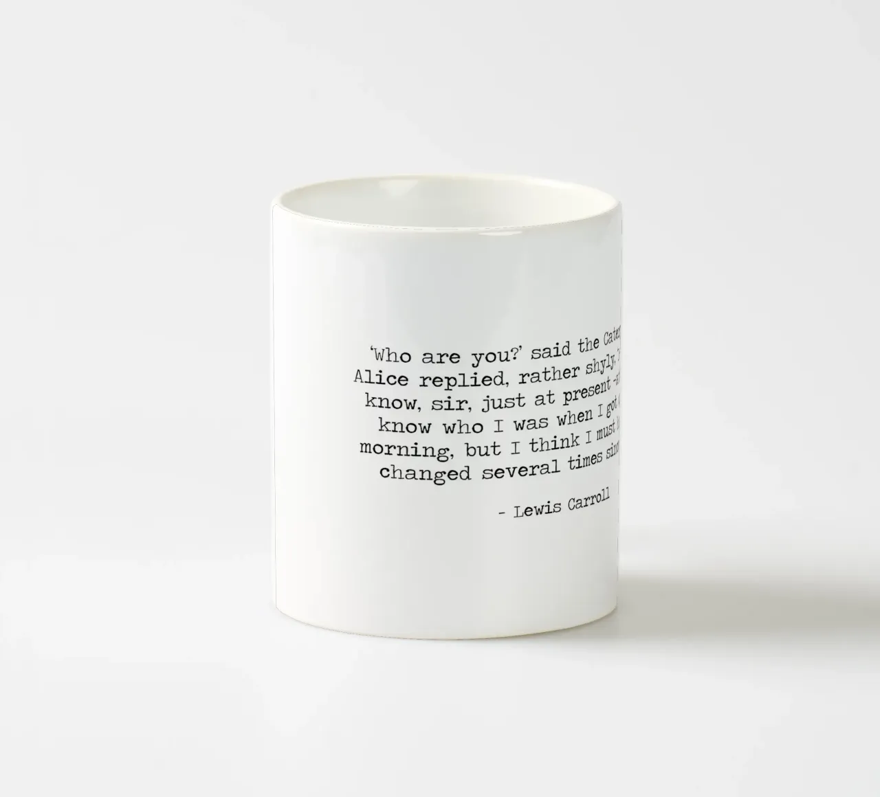 Chi sono io Bruco di Alice nel Paese delle Meraviglie Citazione di Lewis Carroll tazza in ceramica da Summer Soul Co. - Quotes