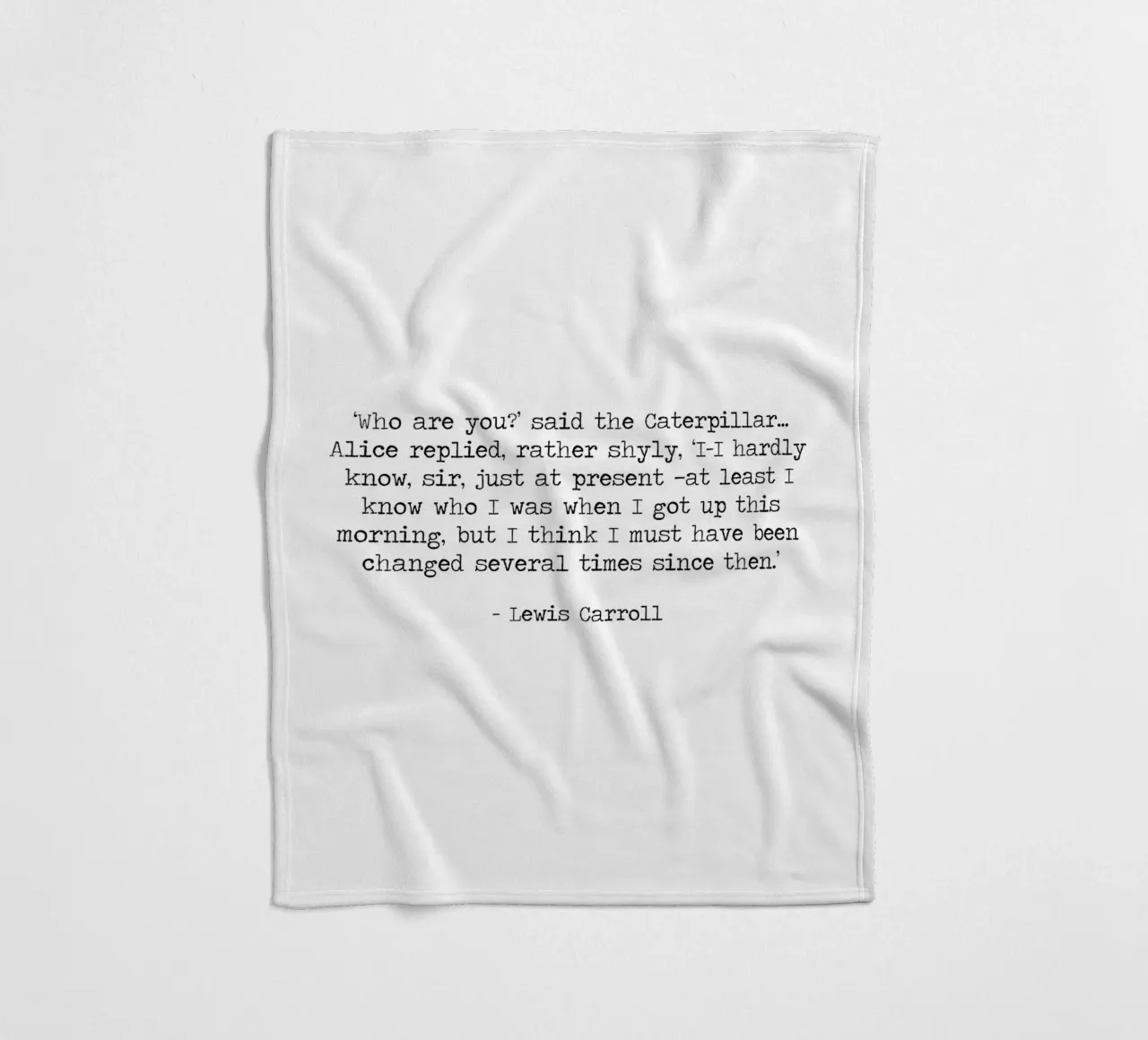 Wer bin ich Raupe Alice im Wunderland Lewis Carroll Zitat Fleecedecke von Summer Soul Co. - Quotes